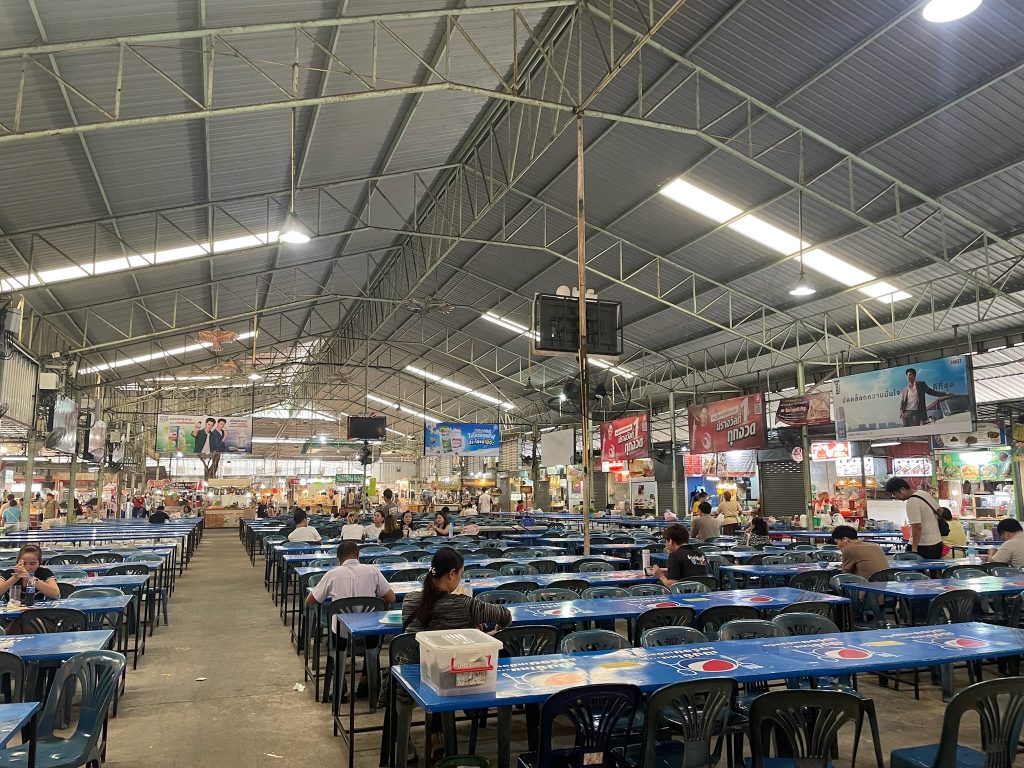 メニューはほぼタイ語表記ですので 写真を指差し、これをお願いします。と伝えました。 僕はこってり系のカレーライスっぽいの、 妻はすっぱい味の麺を食べました。 地元の感じが味わえて楽しかったです。